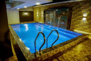 una gran piscina en una habitación de hotel en Sunflower Villa en Lonavala