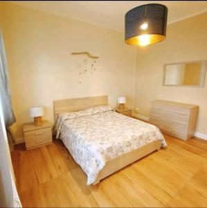 ein Schlafzimmer mit einem großen Bett und zwei Nachttischen in der Unterkunft Donata dal mare in Francavilla al Mare