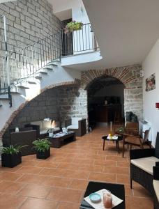 Hotel Antica Posada في Loceri: غرفة معيشة مع جدار من الطوب والدرج