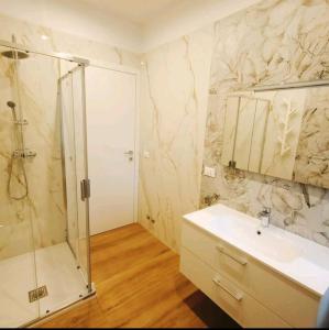 uma casa de banho com um chuveiro e um lavatório. em Donata dal mare em Francavilla al Mare