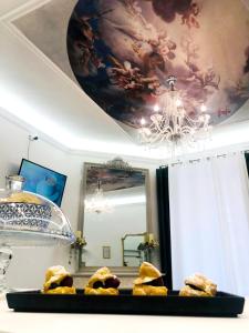 um quarto com um tecto com uma pintura no tecto em Vittorio Veneto Private SPA em Sulmona