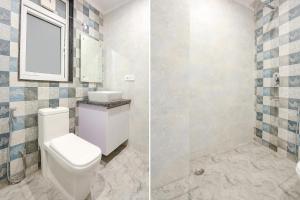 een badkamer met een toilet en een wastafel bij FabHotel Raahi Retreat in Gurgaon