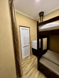 Uma cama ou camas num quarto em Guest House - Avlabari
