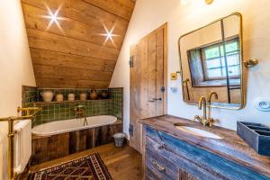 a bathroom with a tub and a sink at Colombier - Charmante maison avec jardin 