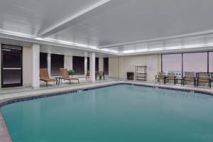 una gran piscina en una habitación de hotel en Courtyard Knoxville Cedar Bluff, en Knoxville