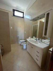 塞尼加利亞的住宿－Il Sogno，一间带水槽、卫生间和镜子的浴室