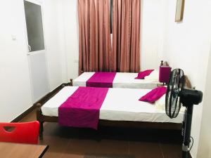 キャンディにあるThe Kandy Natureのベッドルーム1室(ベッド2台、赤い椅子付)
