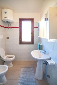 a bathroom with a toilet and a sink at CASA PAU in Porto Ottiolu