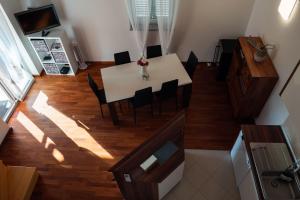 Zdjęcie z galerii obiektu Apartment with sea View Klimno No 5 w mieście Dobrinj