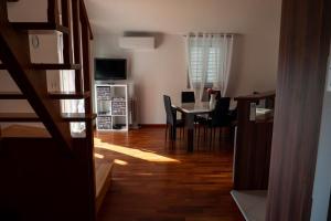 Zdjęcie z galerii obiektu Apartment with sea View Klimno No 5 w mieście Dobrinj
