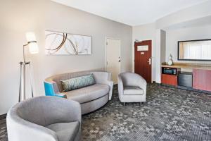 a living room with a couch and two chairs at Courtyard by Marriott Knoxville Airport Alcoa in Alcoa