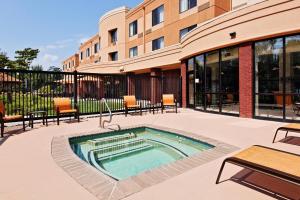 a swimming pool in front of a building at Courtyard by Marriott Knoxville Airport Alcoa in Alcoa