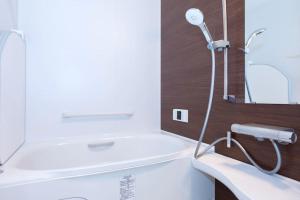 y baño con ducha, bañera y espejo. en Kyobashi house Entire house for rentー 京橋一軒家完全貸切, en Osaka
