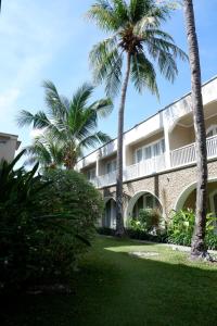 ein Gebäude mit Palmen davor in der Unterkunft Novo Turismo Resort & Spa in Dili