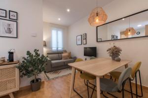 a living room with a table and chairs and a couch at Fee4Me Vallés 6 in Madrid