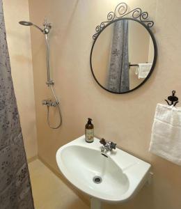 bagno con lavandino e specchio di Gullringens Värdshus & hotell a Gullringen