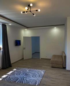 - un salon avec un lit et un ventilateur de plafond dans l'établissement Astina Hotel, à Astana