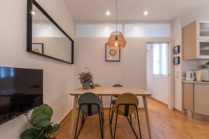 a kitchen and dining room with a table and chairs at Fee4Me Vallés 6 in Madrid
