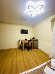 TV a/nebo společenská místnost v ubytování HOTEL SUNRISE