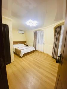 Postel nebo postele na pokoji v ubytování HOTEL SUNRISE