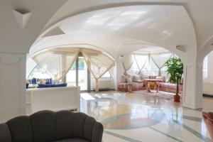 un soggiorno con pareti bianche e soffitto bianco di Al Rayyan - Affittacamere a Montesano Salentino