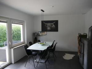 - une salle à manger avec une table et des chaises dans l'établissement Ferienhaus Baarsen 30, à Bad Pyrmont