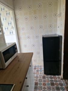 a kitchen with a microwave and a counter top at Apartamento cerca del centro in Vilanova i la Geltrú