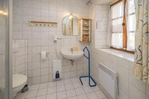 La salle de bains est pourvue d'un lavabo et de toilettes avec un tuyau. dans l'établissement Jägerhaus auf Schloss Neuenburg, à Freyburg