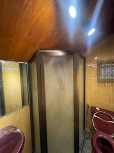 baño con 2 lavabos y ducha con 2 aseos en Lovely House in Tagaytay w Pool and Taal Lake View, en Tagaytay