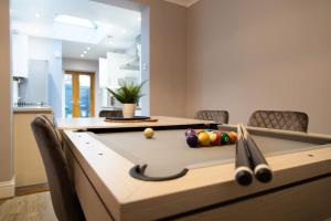 a ping pong table in a living room at Rosa: Seaside home recently renovated in Portsmouth