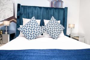 1 dormitorio con 1 cama blanca grande con almohadas en Fullmoon Two Bed Apartment, en Antwerp