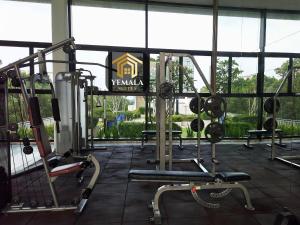 新山的住宿－Yemala Suites at Skyloft - Johor，大楼内带有氧器材的健身房
