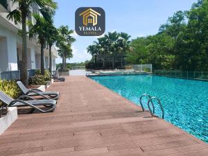 Yemala Suites at Skyloft - Johor في جوهور باهرو: مسبح في منتجع يوجد حوله كراسي