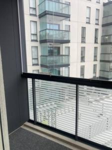 een balkon met uitzicht op een hoog gebouw bij Kotimaailma Apartments Seinäjoki - Upea kaksio keskustassa in Seinäjoki