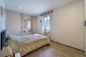 um quarto com uma cama e uma janela em Maison calme avec terrasse garage centre-ville B em Dijon