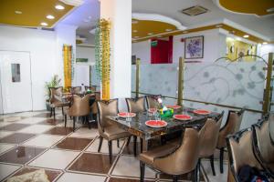 - une salle à manger avec une table et des chaises dans l'établissement DREAMLAND HOTEL APARTMENT NIZWA, à Nizwa