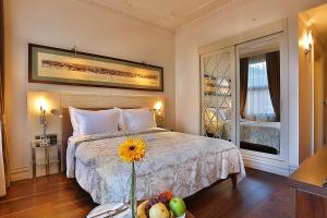 A bed or beds in a room at Taxim Lounge Hotel Special Category