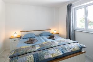 1 dormitorio con 1 cama con 2 almohadas en Aparthouse Jana Breg, en Žirovnica