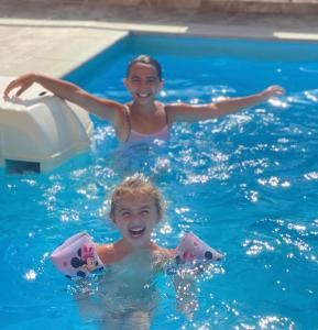 dos niños pequeños nadando en una piscina en Karos Hotel Llaman, en Himare