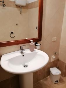 La Marchesina في رونسيجليونى: حمام مع حوض أبيض ومرآة