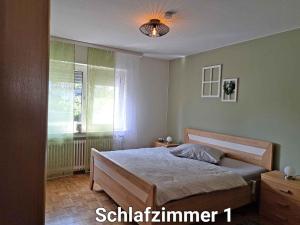 een slaapkamer met een bed en een raam bij Ferienwohnung Blumenau in Schmallenberg