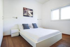 Gallery image of Sunny 2BR Apartment in Basel by HolyGuest in Tel Aviv