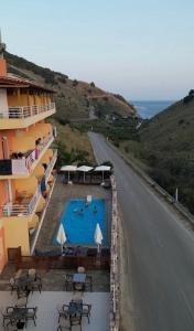 un hotel con piscina al lado de una carretera en Karos Hotel Llaman, en Himare