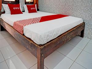 Кровать или кровати в номере OYO 92869 Hotel Nusantara