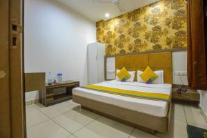 1 dormitorio con 1 cama grande en una habitación en HOTEL LIME WOOD en Ludhiana