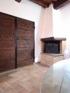 Habitación con puerta de madera y chimenea en La Marchesina, en Ronciglione