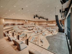 una grande sala d'attesa con sedie e tavoli di Loxone Campus a Kollerschlag Altre 37 foto