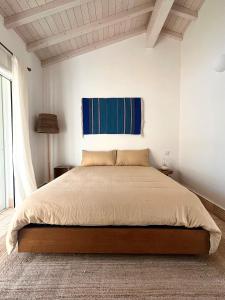 ein Schlafzimmer mit einem großen Bett in einem Zimmer in der Unterkunft Vale da Cassiopeia in Cercal