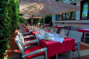 Reštaurácia alebo iné gastronomické zariadenie v ubytovaní Hotel Consul
