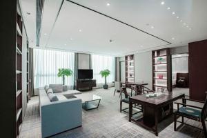 太原五洲假日酒店的电视和/或娱乐中心